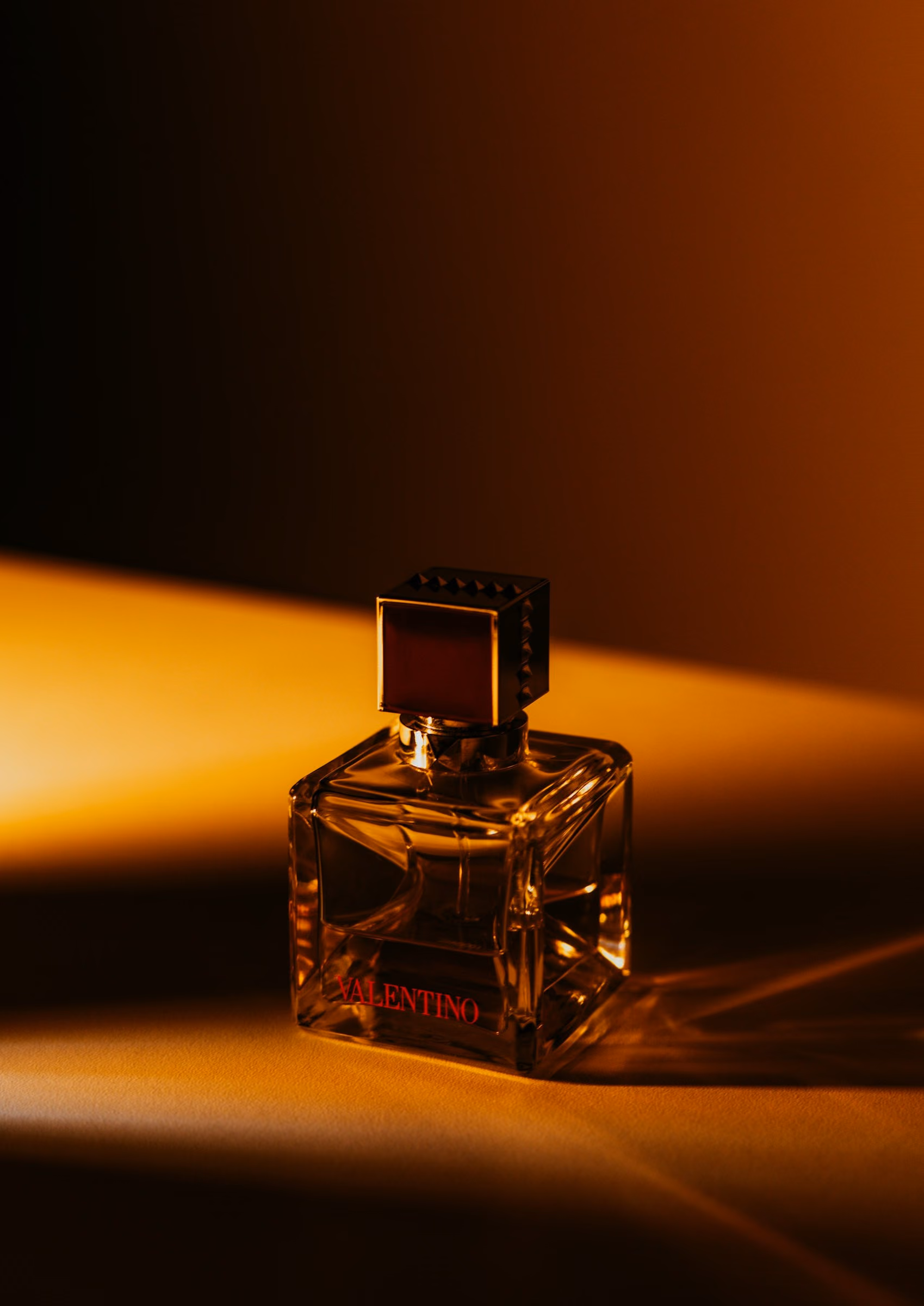 Perfume glass with a long reflection
