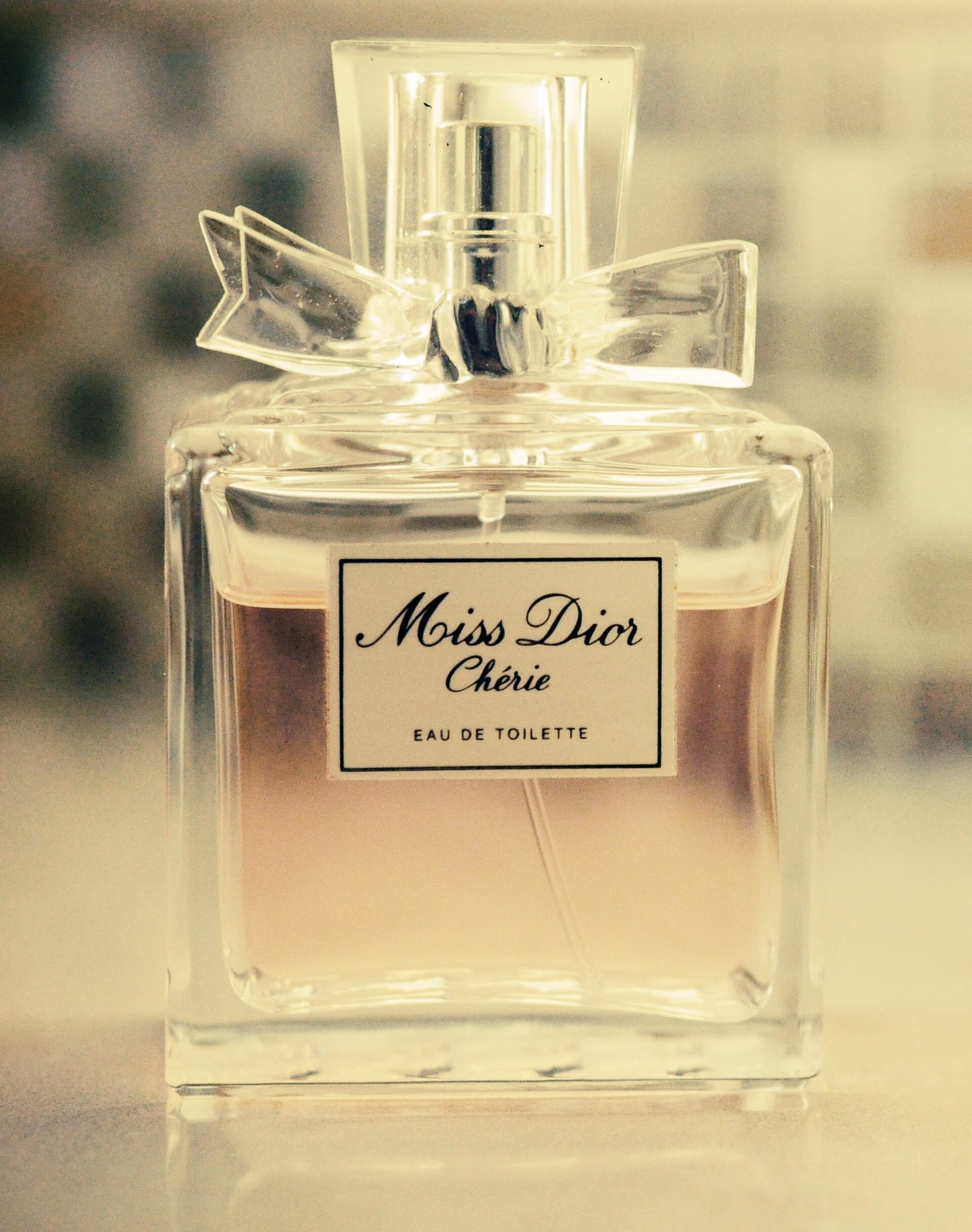 Perfume glass with a long reflection
